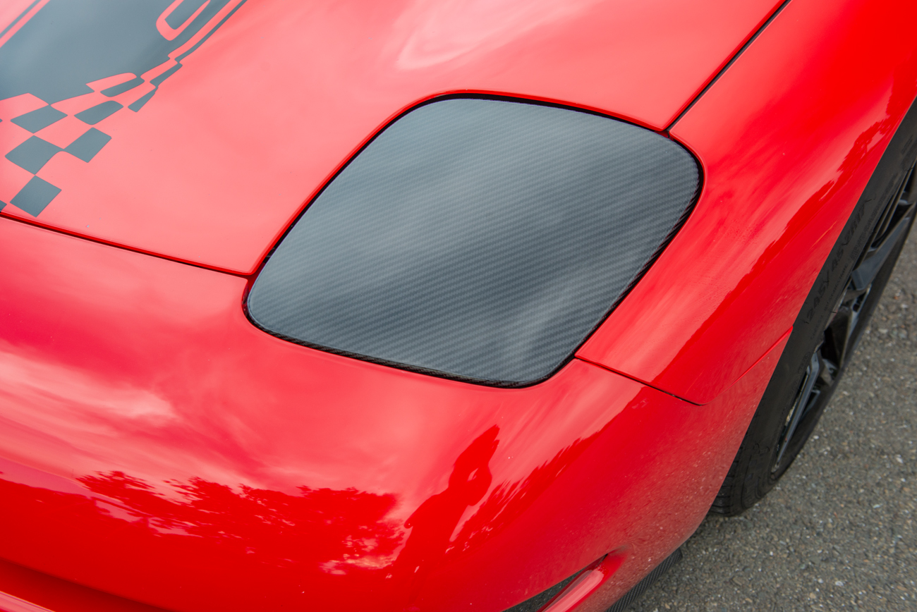 eos-chevrolet-corvette-c5-carbon-fiber-front-headlight-covers-vent-552-bkcf (4)